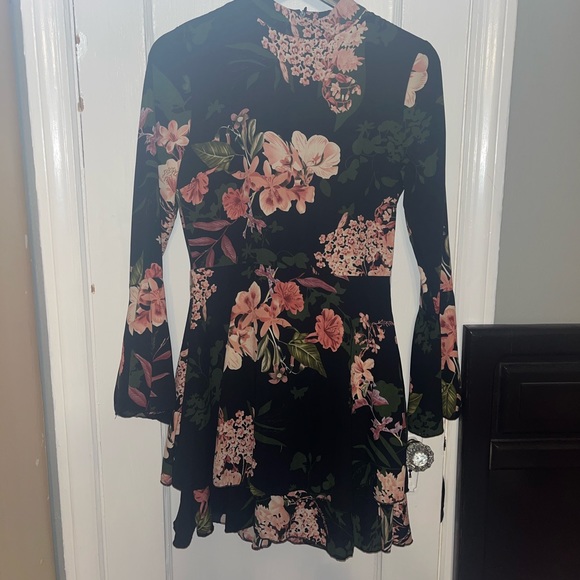 NWT Parisian floral flare sleeve dress - Picture 3 of 6